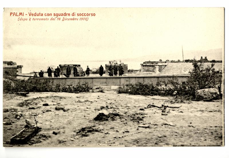 A2P27-a_1.jpg - PALMI - Veduta con squadre di soccorso (dopo il terremoto del 28 Dicembre 1908)