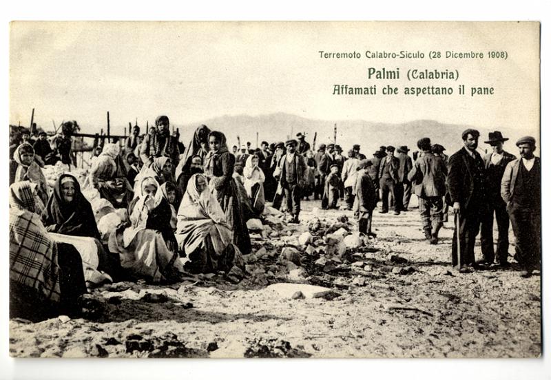 A2P27-e_1.jpg - Terremoto Calabro - Siculo (28 Dicembre 1908) Palmi (Calabria) Affamati che aspettano il pane