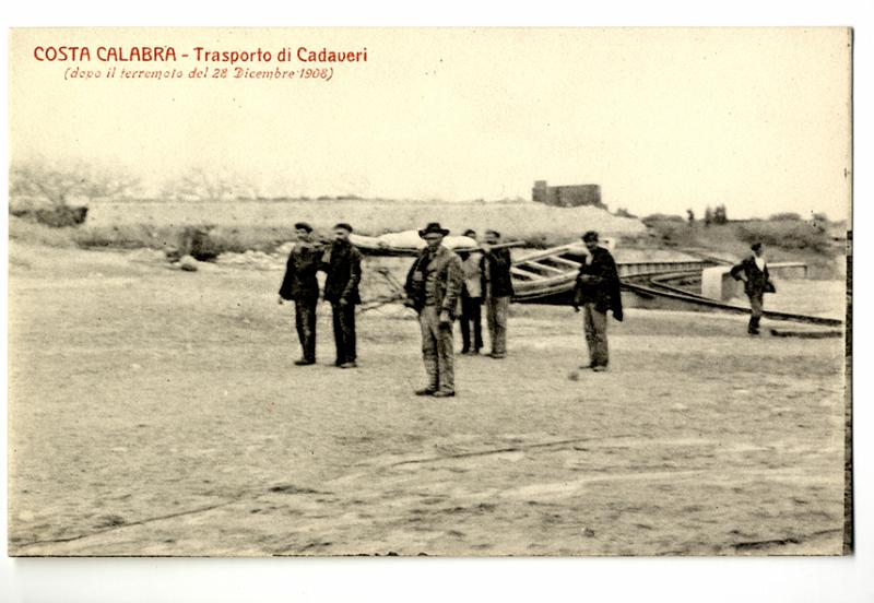 A2P28-c_1.jpg - Costa Calabra - Trasporto di Cadaveri (dopo il terremoto del 28 Dicembre 1908)