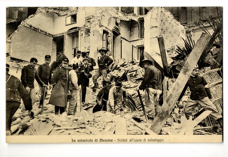 A3P18-a_1.jpg - La catastrofe di Messina - Soldati all'opera di salvataggio