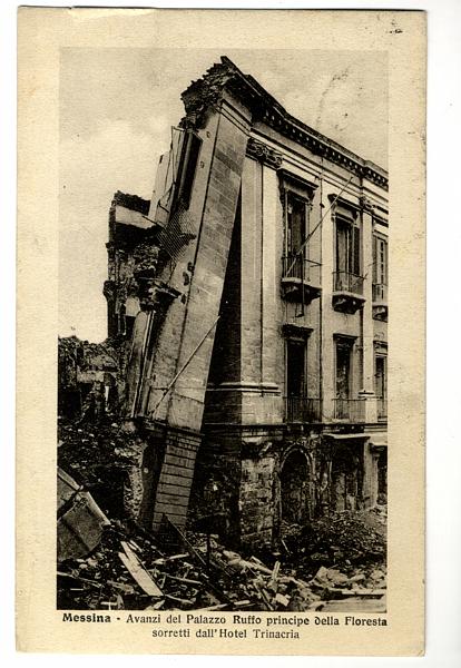 A3P23-f_1.jpg - Messina - Avanzi del Palazzo Ruffo principe della Floresta sorretti dall'Hotel Trinacria