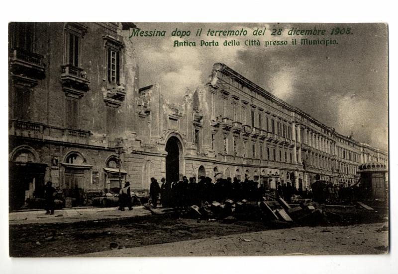 A3P25-c_1.jpg - Messina dopo il terremoto del 28 dicembre 1908. Antica Porta della Città presso il Municipio.