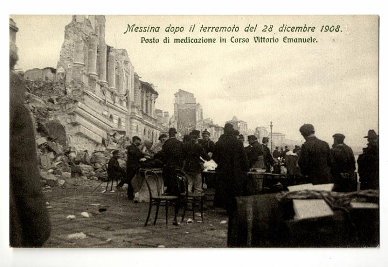 A3P27-d_1.jpg - Messina dopo il terremoto del 28 dicembre 1908. Posto di medicazione in Corso Vittorio Emanuele.