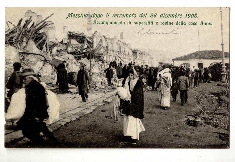 A3P28-a_1.jpg - Messina dopo il terremoto del 28 dicembre 1908. Accampamento di superstiti e rovine della casa Ainis.