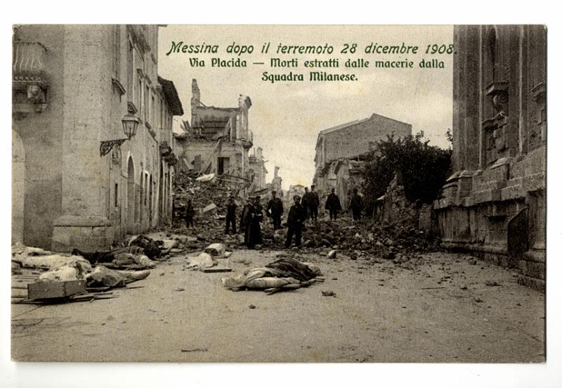 A3P28-c_1.jpg - Messina dopo il terremoto del 28 dicembre 1908. Via Placida - Morti estratti dalle macerie dalla Squadra Milanese.