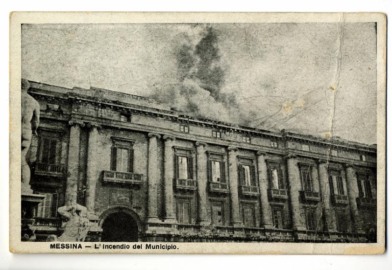 A3P29-a_1.jpg - Messina - L'incendio del Municipio.