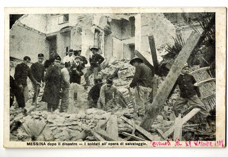 A3P29-b_1.jpg - Messina dopo il disastro - I soldati all'opera di salvataggio.