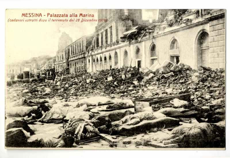 A3P30-e_1.jpg - MESSINA - Palazzata alla Marina (cadaveri estratti dopo il terremoto del 28 Dicembre 1908)