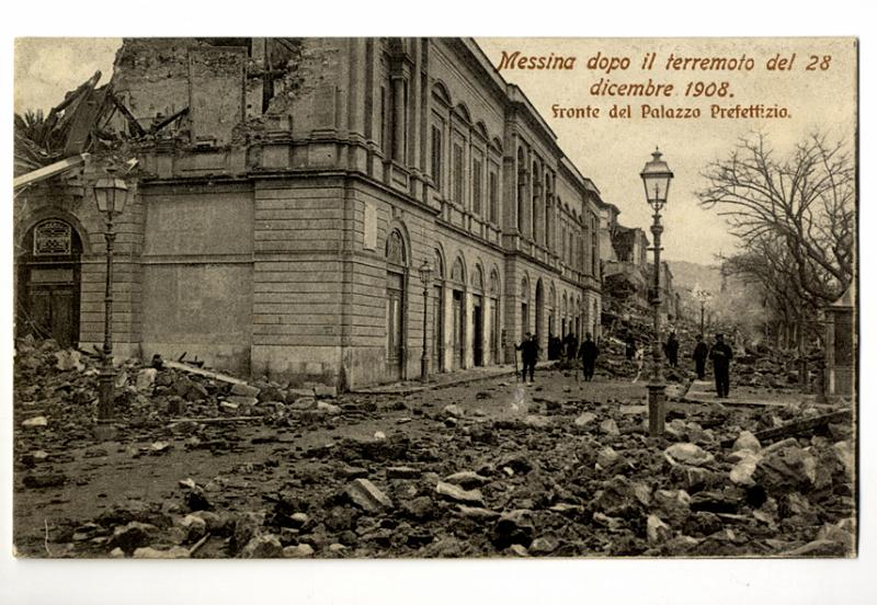 A3P31-a_1.jpg - MESSINA dopo il terremoto del 28 dicembre 1908. Fronte del Palazzo Prefettizio.