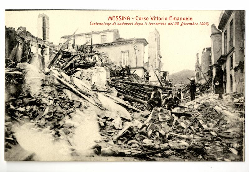 A3P31-b_1.jpg - Messina - Corso Vittorio Emanuele (estrazione di cadaveri dopo il terremoto del 28 Dicembre 1908)