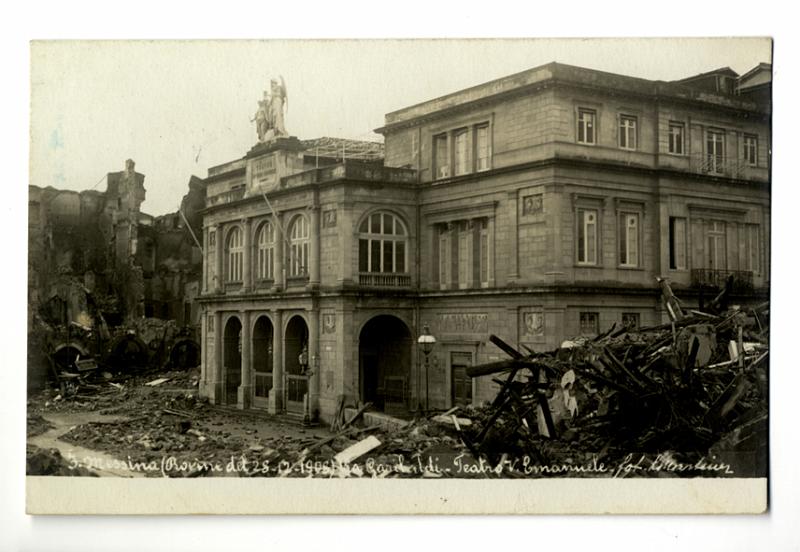 A3P36-a_1.jpg - 3. Messina (Rovine del 28-12-1908) Via Garibaldi - Teatro V. Emanuele - fot . L. Martinez