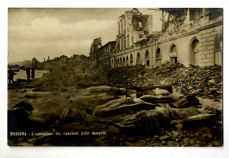 A3P40-a_1.jpg - MESSINA - L'estrazione dei cadaveri dalle macerie.