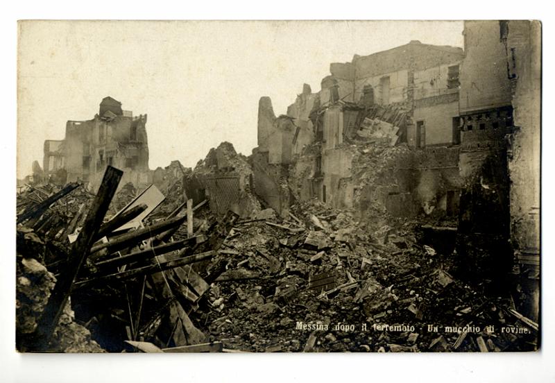 A3P40-b_1.jpg - Messina dopo il terremoto - Un mucchio di rovine.