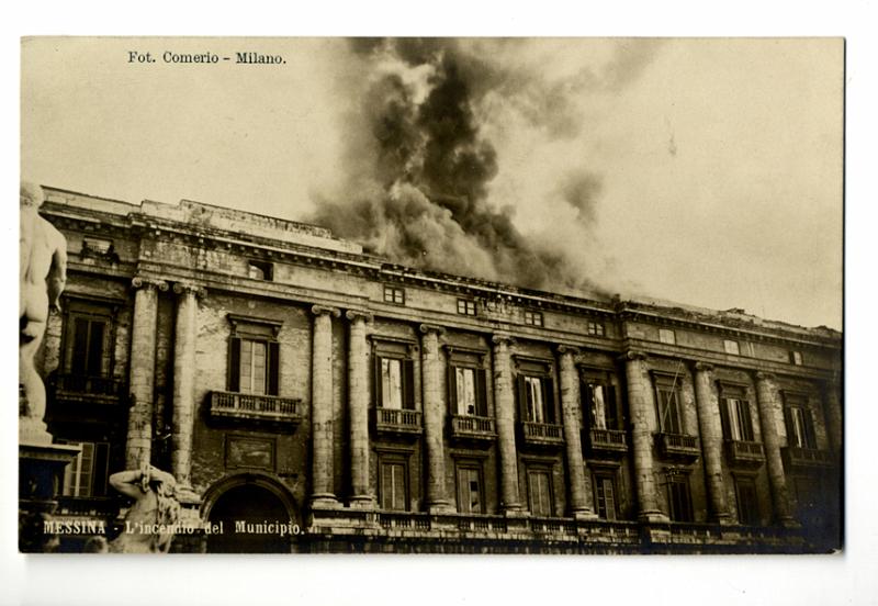 A3P40-d_1.jpg - Messina - L'incendio del Municipio - Fot. Comerio - Milano