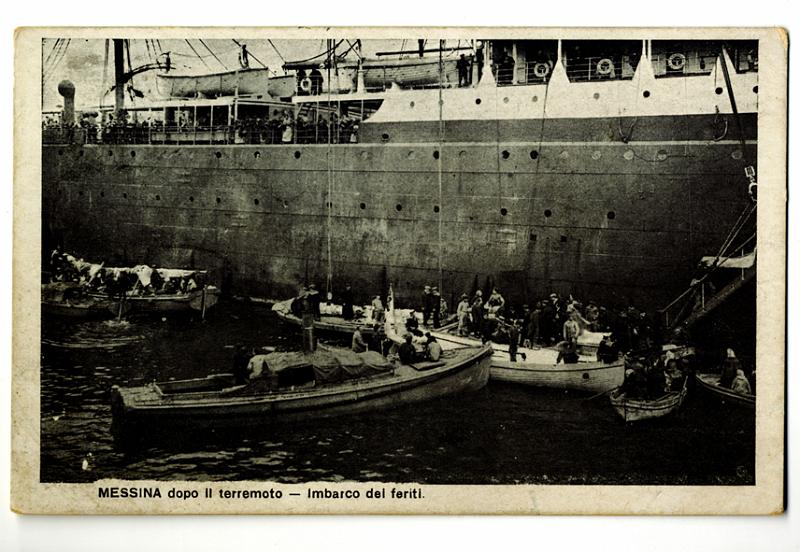 A3P48-a_1.jpg - MESSINA dopo il terremoto - Imbarco dei feriti.