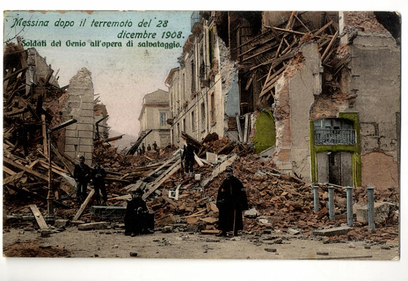 A3P49-c_1.jpg - Messina dopo il terremoto del 28 dicembre 1908. Soldati del Genio all'opera di salvataggio.