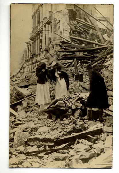 A3P51-e_1.jpg - Messina dopo il terremoto del 28 dicembre 1908. {Soccorso dei Feriti}