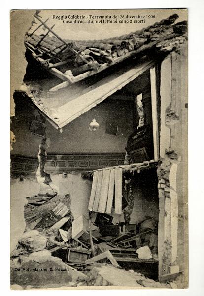 A2P16-d_1.jpg - Reggio Calabria - Terremoto del 28 dicembre 1908 - Casa diroccata, nel letto vi sono due morti - Da Fot. Garzini & Pezzini - Milano