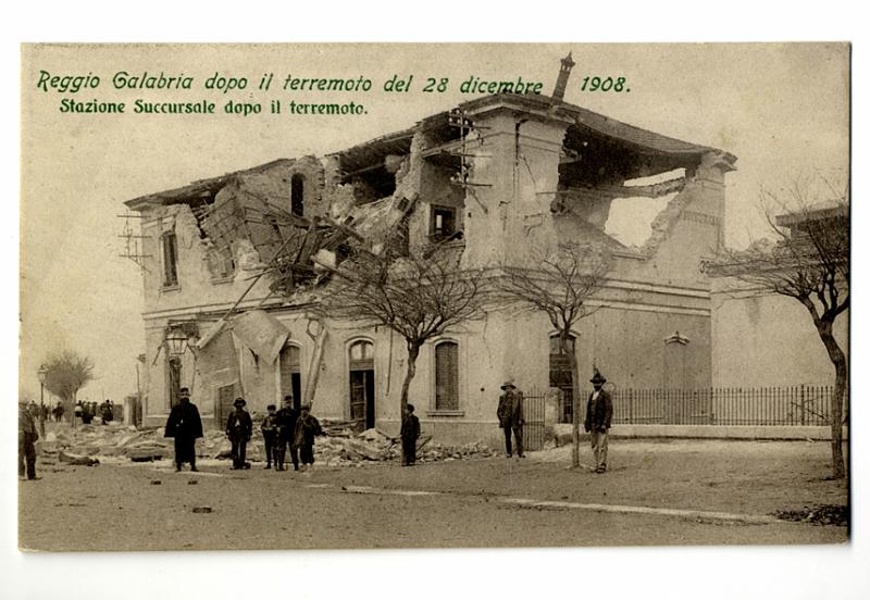 A2P19-a_1.jpg - Reggio Calabria dopo il terremoto del 28 Dicembre 1908. Stazione Succursale dopo il terremoto.