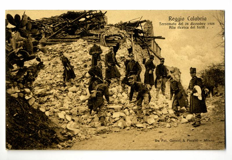 A2P20-b_1.jpg - Reggio Calabria - Terremoto del 28 dicembre 1908 - Alla ricerca dei feriti - Da Fot. Garzini & Pezzini, Milano