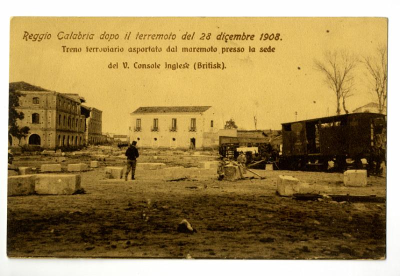 A2P22-e_1.jpg - Reggio Calabria dopo il terremoto del 28 dicembre 1908 - Treno ferroviario asportato dal maremoto presso la sede del V. Console Inglese (Britisk)